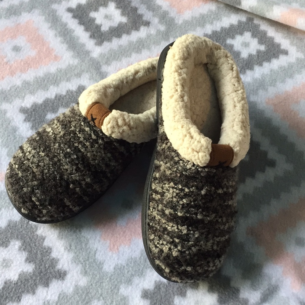 Worn Once! Dearfoams Slippers